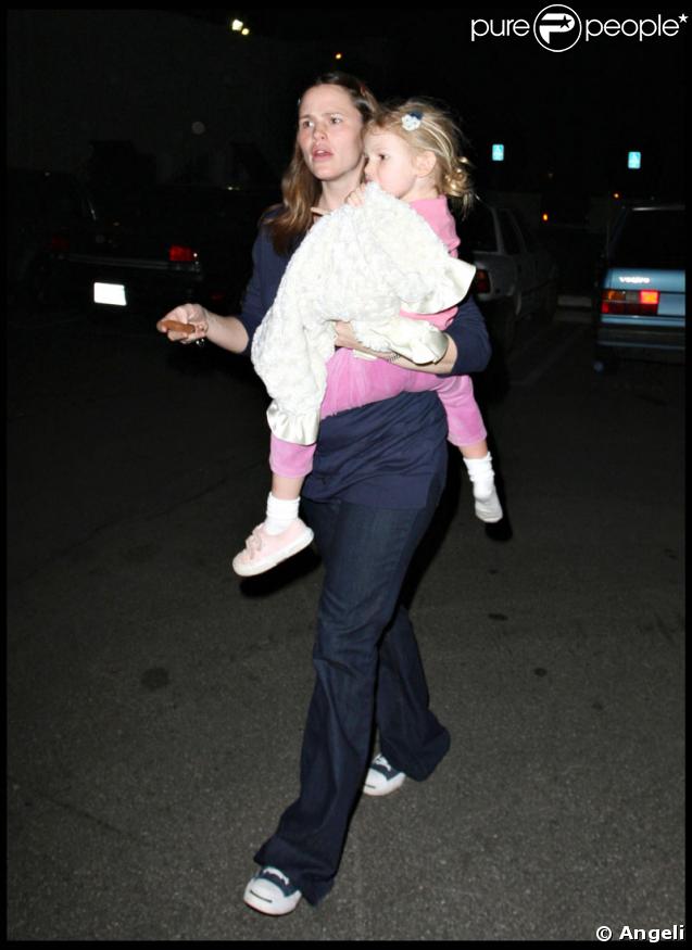 Violet en sortie nocturne avec la famille (et dans les bras de maman, fatiguée) 