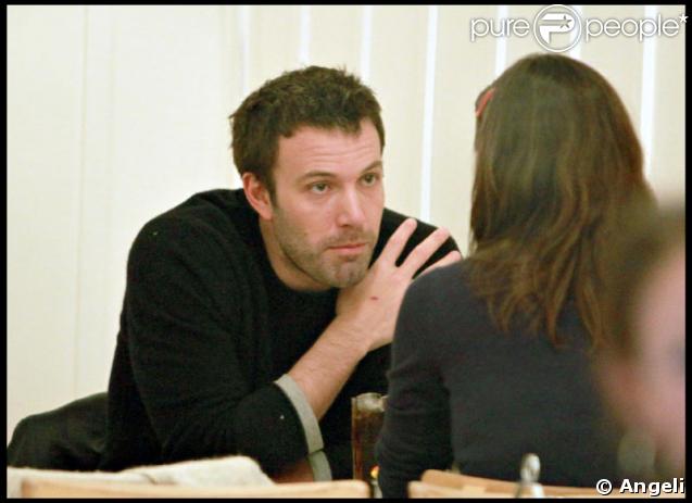 Ben Affleck en sortie nocturne avec la famille (Jennifer Garner de dos) 