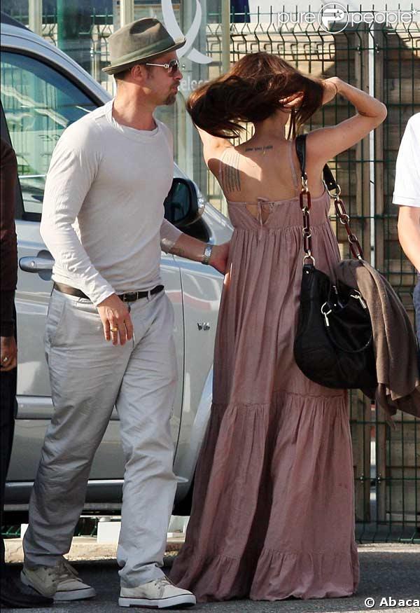 Brad Pitt a toujours adoré mettre la main sur la fesse de sa femme Angelina Jolie... Ici à Saint-Jean Cap Ferrat en France, le 13 mai 2008 