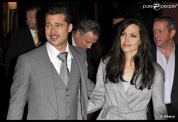 Brad Pitt et Angelina Jolie à Paris hier soir lors de la première de Benjamin Button