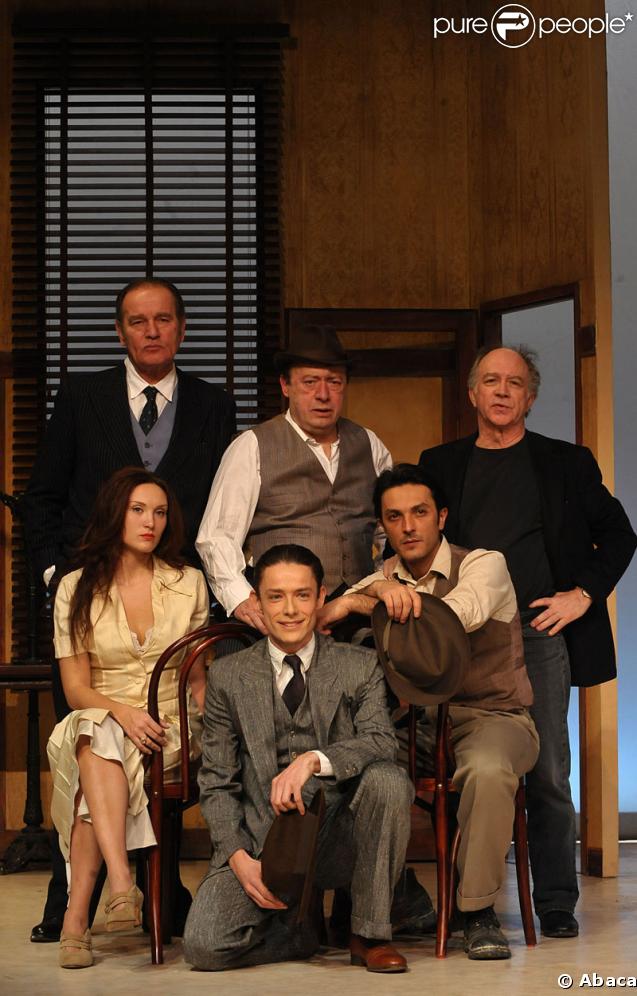 Yvan Varco, Etienne Chicot, le metteur en scène Daniel Colas, Laura Presgurvic et Oliver Sitruk au théâtre des Mathurins (Paris) pour la pièce 