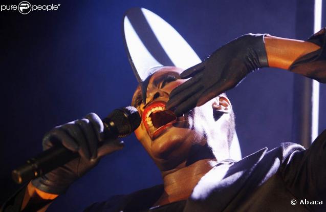 Grace Jones se donne à coeur joie et à gorge déployée lors de son concert londonien