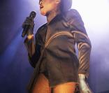 Si on retire sa coiffe...particulière, Grace Jones et ses gambettes ont un air de Tina Turner non ? 