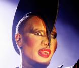 Avec son regard figé, difficile de trouver une ride sur le visage de soixantenaire de Grace Jones 