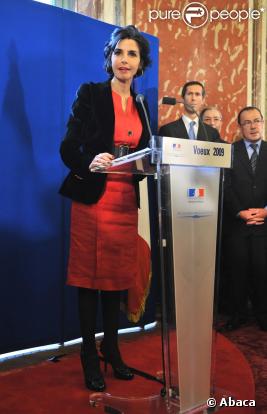 Rachida Dati, en robe et le sourire aux lèvres au ministère de la Justice pour présenter ses voeux !