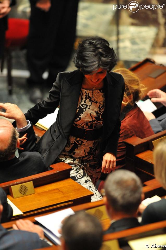 Rachida Dati, en robe et le sourire aux lèvres à l'Assemblée nationale !
