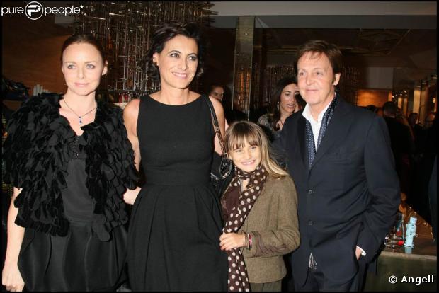 Double photo de famille pour Inès de la Fressange et son adorable fille Violette, entre Stella McCartney et son scarabée de père Paul McCartney