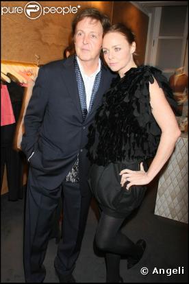 La classieuse Stella McCartney prouve qu'elle peut poser avec son père sans sourciller... même sur un seul pied ! Trop forte !
