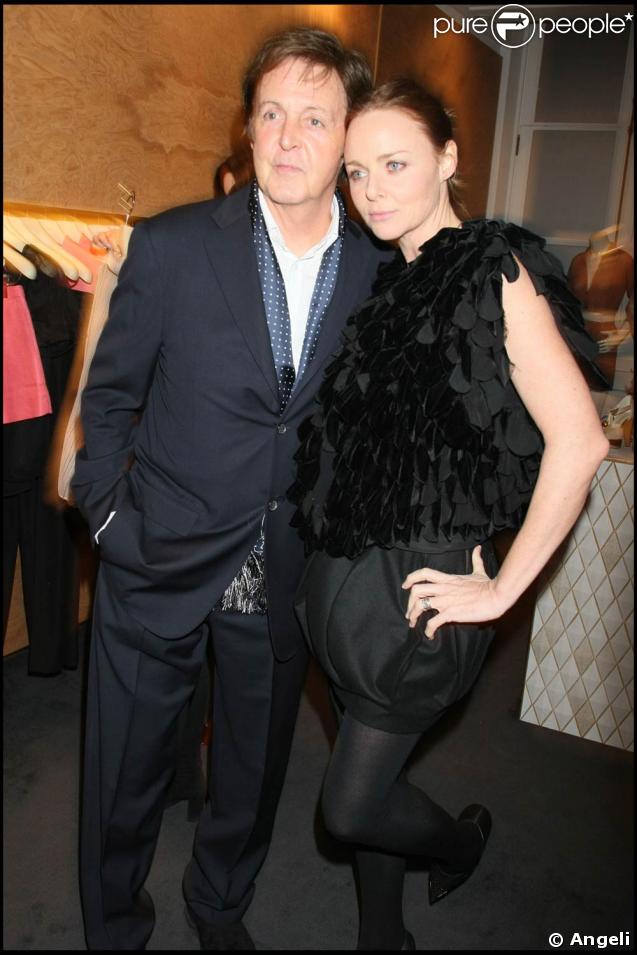 La classieuse Stella McCartney prouve qu'elle peut poser avec son père sans sourciller... même sur un seul pied ! Trop forte ! 