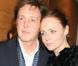 La classieuse Stella McCartney prouve qu"elle peut poser avec son père sans sourciller... même sur un seul pied ! Trop forte ! 