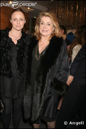 Catherine Deneuve, une habituée de la Maison Saint Laurent, semble également apprécier les créations de Stella McCartney