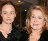 Catherine Deneuve, une habituée de la Maison Saint Laurent, semble également apprécier les créations de Stella McCartney 