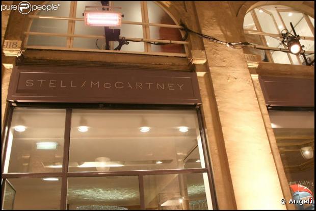 La boutique Stella McCartney située au 114-121 Galerie de Valois - Jardins du Palais Royal - 75001 Paris 
 Tél : 01.47.03.03.80 Demandez Stella !