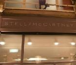  La boutique Stella McCartney située au 114-121 Galerie de Valois - Jardins du Palais Royal - 75001 Paris 
 Tél : 01.47.03.03.80 Demandez Stella ! 