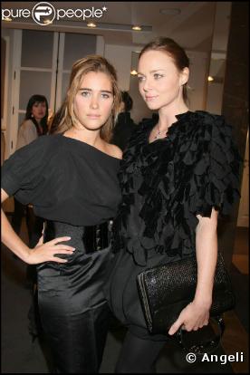 La comédienne Vahina Giocante et Stella McCartney, dans la prestigieuse boutique de la créatrice britannique située Galerie de Valois