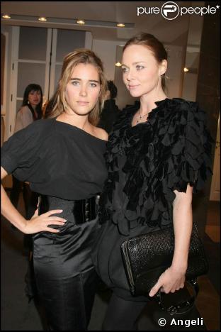 La comédienne Vahina Giocante et Stella McCartney, dans la prestigieuse boutique de la créatrice britannique située Galerie de Valois 