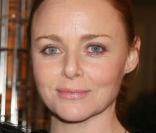 La très élégante Stella McCartney, très heureuse d'accueillir les stars dans l'enceinte de sa boutique... ça se voit, non ? 