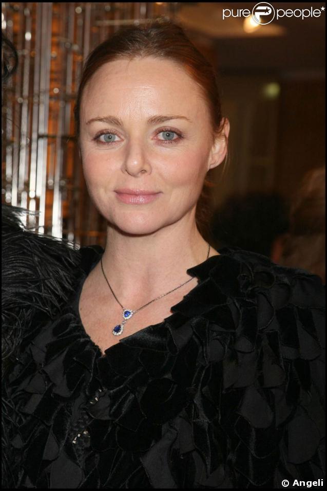 La très élégante Stella McCartney, très heureuse d'accueillir les stars dans l'enceinte de sa boutique... ça se voit, non ? 
