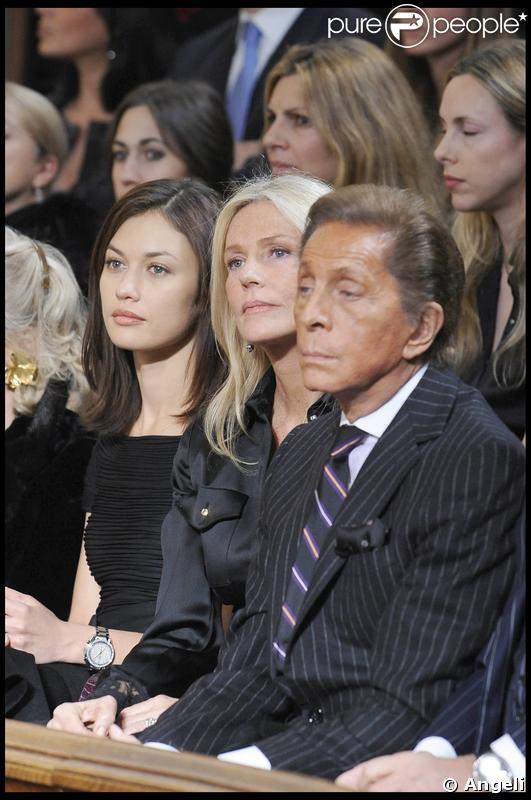 Invités au défilé Valentino avec Olga Kurylenko et Valentino au premier rang 