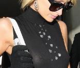 Paris Hilton à Londres, le 29/01/09, montre sa poitrine en sortant de son hôtel !