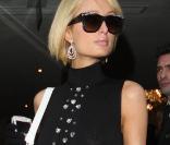 Paris Hilton à Londres, le 29/01/09, montre sa poitrine en sortant de son hôtel !