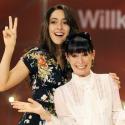 Géraldine Chaplin et sa très jolie fille Oona rendent hommage à leur célébre aïeul... Charlot !