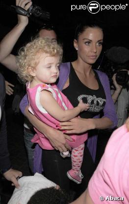 Katie Price (Jordan) et sa famille arrivent à l'aéroport de Los Angeles 