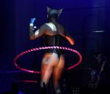Grace Jones fait des étincelles à Londres, dès le début de sa tournée mondiale, et elle n'a rien à cacher à son public ! 