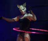 Grace Jones fait des étincelles à Londres, dès le début de sa tournée mondiale. Le hula hoop, nouvel accessoire de scène... 