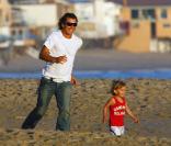 Gavin Rossdale et son fils aîné Kingston, sur la plage ! 