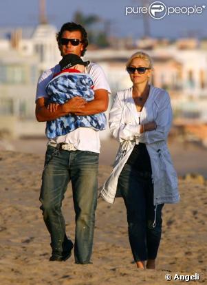 Gwen Stefani et son mari Gavin Rossdale se baladent en amoureux sur la plage, avec leur petit Zuma... 