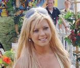 Tara Reid en 2005 lors d'un festival en Grande-Bretagne. La carrière quasi-inexistante de l'actrice d'American Pie explique peut-être ce laisser-aller... 