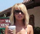 Nicole Richie en 2003. La fille de Lionel Richie est visiblement victime d'anorexie, ses os dominent sa fragile silhouette. 