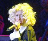 Christina Aguilera en septembre 2004 à Milan. Malgré des jambes moins fines que d'habitude, la chanteuse ne rechigne pas à les montrer et elle a bien raison. 