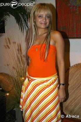 Nicole Richie en 2003 à Los Angeles. La même année, Nicole Richie, légèrement ronde, ne correspond pas aux critères de poids des people et choisit de maigrir radicalement et dangereusement.