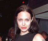 Angelina Jolie en juin 2001. Elle est Lara Croft et bien en forme, fine mais pas trop. 