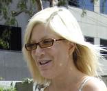Tori Spelling en septembre 2008 à Los Angeles a le bras un peu mou et une silhouette fatiguée... 