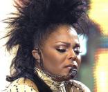 Janet Jackson en septembre 2008 à Los Angeles. Sa ceinture doit l'empêcher de respirer mais ne cache pas les kilos qui sont réapparus. 
