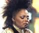 Janet Jackson en septembre 2008 à Los Angeles. Sa ceinture doit l'empêcher de respirer mais ne cache pas les kilos qui sont réapparus. 