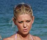 Tara Reid en octobre 2008 à Miami. Elle arbore la ligne qui a fait d'elle une starlette. 