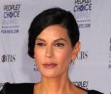 Teri Hatcher au People choice awards en 2009. Son visage est de plus en plus osseux et ses jambes paraissent fragiles. 