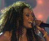 Melanie Brown en 2000. Scary Spice s'éclate dans ses concerts et affiche une silhouette svelte et bien musclée. 