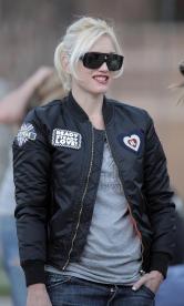 Gwen Stefani portant l'une de ses créations siglée Harajuku Lovers