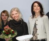 Mary du Danemark en visite chez les stylistes Nest et Copenhagen Vision à Copenhague, le 7 février 2009, en a profité pour récompenser Joia Jarnedett de l'université d'Helsinki 