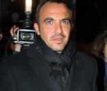 Lundi 8 février 2009, générale de la comédie musicale Cléopâtre, la dernière reine d'Egypte : Nikos Aliagas, arrivé seul, a été très sollicité par les médias sur le tapis rouge 