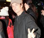 Lundi 9 février 2009, générale de la comédie musicale Cléopâtre, la dernière reine d'Egypte : David Hallyday a une variante au pouce levé de César ! 