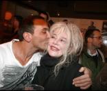 Générale de la comédie musicale Cléopâtre, lundi 9 février 2009 : la Star Ac' est bien représentée. Kamel Ouali embrasse Armande Altaï après la représentation 