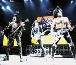 Paul Stanley du groupe Kiss en concert en 2004 