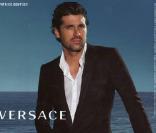 Patrick Dempsy pose pour Versace