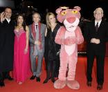 Jean Reno, Aishwarya Rai, le réalisateur Harald Zwart et sa femme, La Panthère rose et Steve Martin durant le Festival de Berlin - 13 février 2009